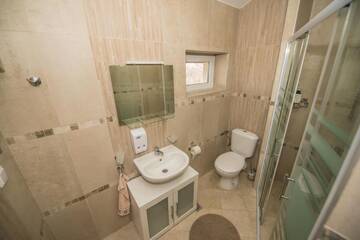 Фото номера Дом с 8 спальнями Гостевой дом Vakarel Residence г. Vakarel 11